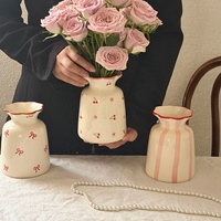 Vase en céramique peint à la main de style girly pour arrangement floral, décoration de table, cadeau de pendaison de crémaillère pour salon