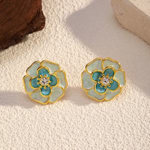 Boucles d'oreilles clous florales de luxe en acier inoxydable plaqué or, style coréen, pour femmes, bijoux fins en gros - Product Image 1