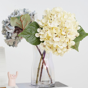 Fleurs d'hortensia artificielles Plain Realm en plastique et soie pour la décoration intérieure et les arrangements de table de mariage - Product Image 1
