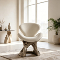 Fauteuil d'appoint sculptural en fibre de verre mat champagne avec revêtement en bouclette crème pour un intérieur moderne et artistique