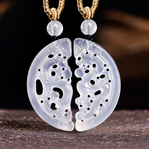 Un par de colgantes huecos de dragón y fénix hechos de ágata blanca de jaspe natural. Jade blanco como hielo, luz de luna, para parejas - Product Image 3
