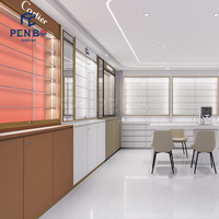 Présentoir Mural Personnalisable en Bois pour Lunettes de Soleil – Vitrine Optique pour Aménagement Intérieur de Magasin et Mobilier de Magasin d'Optométrie