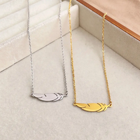 Collier pendentif plume plate en acier inoxydable plaqué or PVD 18 carats, design de mode personnalisé
