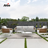 Artie Ensemble de canapés d'extérieur en rotin résistant aux UV, meubles de salon de patio à trois places, canapé de jardin avec table basse