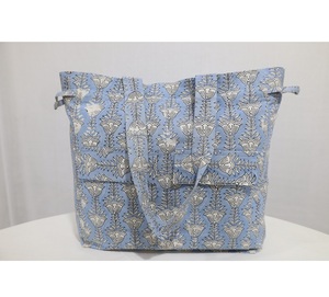 Bolsa Estampada a Mano que Combina un Estilo de Impresión Artesanal Clásico con un Estilo Contemporáneo, Ideal para una Moda Responsable y Diaria - Product Image 4