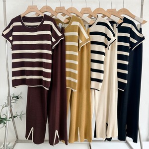 Elegante Completo Estivo da Donna: Top a Righe con Collo Tondo e Maniche Corte, Pantaloni a Vita Alta con Gamba Larga e Spacco - Product Image 2
