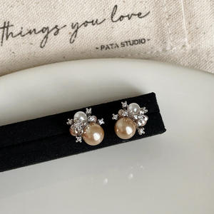 Pendientes de perlas de flores de moda exquisito estilo coreano dulce mujer perla flor temperamento pendientes al por mayor - Product Image 2