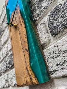 Elegante Reloj de Pared de Resina y Madera que Combina un Patrón Artístico con un Acabado Liso Diseñado para Agregar Atractivo Visual - Product Image 4