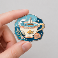 Épinglette en émail souple Teacup Ocean, bateau à voile antique, perle, pour badge métallique de design, bord plaqué argent, cadeau de collection