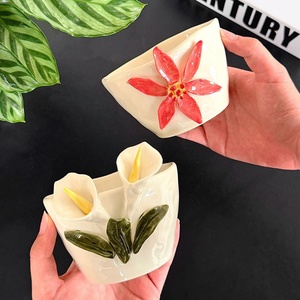 Tasse à café en porcelaine faite à la main avec motif floral en relief 3D, dessin sous glaçure, design rétro de luxe léger, compatible lave-vaisselle et micro-ondes - Product Image 1