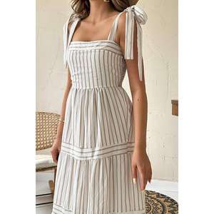 เดรสลายทางสีเบจแบบขายส่ง ทรงเปิดไหล่ เอวสม็อค ทรงเอไลน์ ผ้าทอระบายอากาศได้ดี สไตล์ลำลอง - Product Image 2