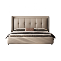 Lit Double Moderne de Luxe en Cuir Véritable avec Tête de Lit Haute et Rembourrée – Mobilier de Chambre Parentale Designer