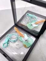 Vente en gros de porte-clés vintage assortis, boîte mystère, cadeau mystère, magasin de détail, pendentif de guitare électrique, ornement