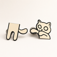 Broche personnalisée moderne et ludique en alliage de zinc émaillé souple, motif dessin animé, personnage mignon, ornement vestimentaire, vente en gros OEM en métal pour
