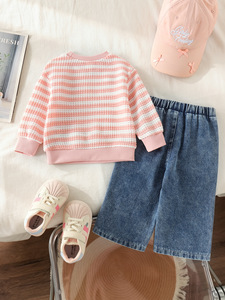 Set Casual per <span class=keywords><strong>Bambina</strong></span>, <span class=keywords><strong>Felpa</strong></span> a Righe Rosa e <span class=keywords><strong>Bianca</strong></span> a Maniche Lunghe + Jeans con Motivo a Cuori e Fiocchi, Set Carino 2 Pezzi - Product Image 3