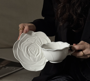 Service de table en céramique blanche de luxe avec motifs de roses en 3D - Assiettes, bols et tasses élégants en porcelaine pour restaurants, mariages, vente en gros - Product Image 3