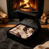 Coffret Cadeau de Noël Noir avec Écharpe à Carreaux, Moufles, Tasse à Cacao, Guimauves, Cônes de Pin – Emballage Pliable en Gros pour Présent