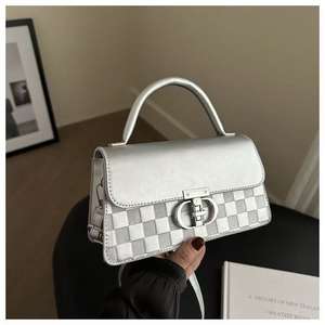 Sac à main en cuir à carreaux deux tons avec bandoulière à boucle en métal - Product Image 3