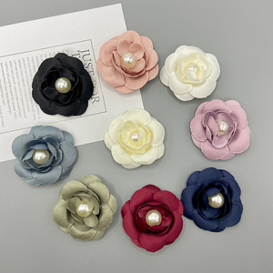Pinza para el pelo estilo coreano con flor de camelia y perlas, 12 cm, hecha a mano en tela, para uso diario. - Product Image 1