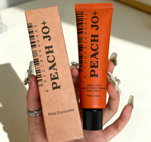 Crème pour les mains minimaliste PEACH JO+ Peach Blossom Pro-Xylane, parfum Musc Blanc, pour hydrater et parfumer la peau des femmes - Product Image 3