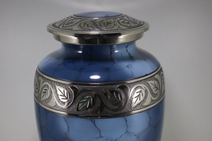 Urne de crémation pour adultes fabriquée à la main grand Zircon bleu nuageux métal de meilleure qualité avec motif gravé pour le stockage des cendres humaines - Product Image 2