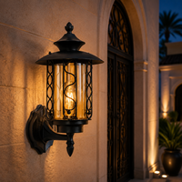 Lanterne murale extérieure classique avec cadre décoratif à motifs pour les entrées de villas