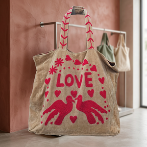 กระเป๋าโท้ทกำมะหยี่สีเบจสั่งทำขายส่ง พร้อมตัวอักษร LOVE สีแดง ลายนกพิราบ หัวใจ และลายปักดอกไม้สุดเก๋ - Product Image 5