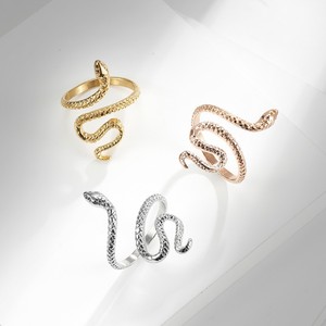 Anillo de acero de titanio con patrón de serpiente exagerado, oro de 18K, joyería creativa personalizada retro minimalista estilo hip-hop. - Product Image 2