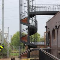 Escalier en spirale extérieur sur mesure pour la zone de piscine avec structure en aluminium et design gain de place