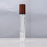 Flacons de parfum en verre de 10 ml, forme cylindrique carrée transparente, avec pompe pulvérisatrice en aluminium argenté et bouchon en bois de hêtre et de noyer, pour voyage.