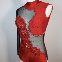 Robe de danse lyrique de conception asymétrique rouge pour femmes avec strass étincelants Appliques florales 3D pour vêtements de performance de salle de bal