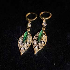 Pendientes de Aro con Hojas de Cristal Verde y Circonita Brillante, Estilo Clásico y Lujoso, Aleación de Zinc, Circonita, Venta al por Mayor para Mujer, Novedad 2026 - Product Image 5