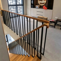 Escalier moderne intérieur à monopoutre centrale avec balustrade en acier et barres rondes