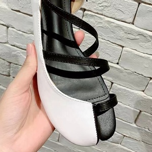 Nouvelles Tendances Sandales Femme à Bout Fendu Style Designer Été Talons Bas Ronds à Double Bride - Product Image 5