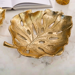 Assiette décorative en forme de feuille dorée, en métal poli, style glamour, motif végétal fait main, plat de fête - Product Image 1