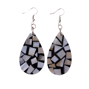 Boucles d'oreilles pendantes tendance en résine nacrée avec accents de diamants, artisanat de qualité, cadeaux de mariage, de fiançailles et d'anniversaire pour femmes - Product Image 1