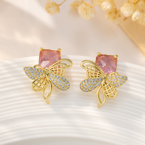Boucles d'oreilles clous papillon en or avec zircon rose, design insecte, tendance pour le printemps et les trajets quotidiens - Product Image 1