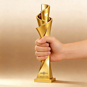 Trofeo <span class=keywords><strong>de</strong></span> Resina Chapado en Oro Personalizado, Trofeo <span class=keywords><strong>de</strong></span> Honor para Empleados Destacados, Trofeo <span class=keywords><strong>de</strong></span> Gloría Dorada Giratoria - Product Image 2