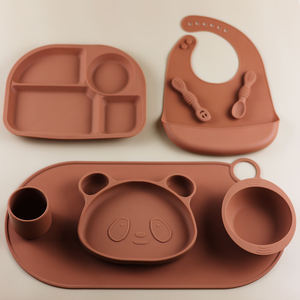 Juego de alimentación de silicona para bebés, libre de BPA, con plato dividido, babero, taza, tenedor y cuchara, con ventosa, personalizable con logotipo a color. - Product Image 6