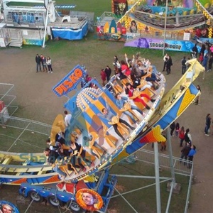 Grand équipement d'amusement extérieur monté sur remorque : Manège Frisbee à rotation 360° <span class=keywords><strong>et</strong></span> balançoire pendulaire pour parcs d'attractions <span class=keywords><strong>et</strong></span> fêtes foraines - Product Image 1