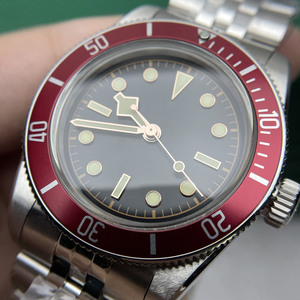 Reloj Deportivo Retro Rojo y Negro con Bisel de Titanio de 38 mm, Movimiento Mecánico Hangzhou, Alarma, Manecillas, Esfera con Cristal de Zafiro y Acero Inoxidable - Product Image 3