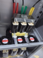 Alimentation sans interruption (ASI) industrielle en ligne 60 kW, triphasée, à double conversion, avec batterie au plomb-acide et protection contre la foudre