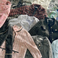 Vente en gros de balles de vêtements d'occasion pour femmes, incluant des vestes en tweed de printemps, de style Chanel classique parisien et des articles élégants