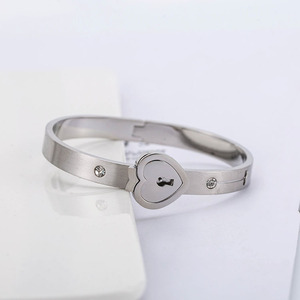 yunnique Titanium Steel <b>Couple</b> Lock Bracelet And <b>Necklace</b> Set Heart Shape Stainless Steel Jewelry Gift For Valentine's Day - Product Image 3