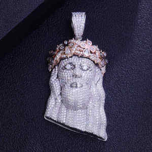 เครื่องประดับอัญมณีชั้นดี งานสั่งทำสไตล์วินเทจ เงินแท้ 925 ประดับเพชรโมอิสซาไนต์ VVS  จี้รูปกางเขนสลักชื่อด้วยมือ ชุบเงิน - Product Image 2