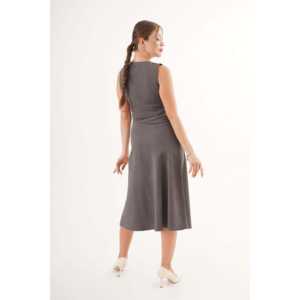 Ensemble élégant pour femme, deux pièces, sans manches, veste et jupe en satin anthracite avec boutons dorés - Product Image 4