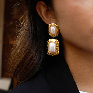 Pendientes colgantes geométricos cuadrados de resina martillada con perlas para mujer, uso diario, engaste de bisel de acero inoxidable - Product Image 3