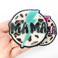 Patch thermocollant personnalisé en stock, motif cœur léopard 'Mama' bleu et rose, à paillettes, petit format, pour sacs et chapeaux DIY