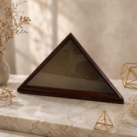 Boîte de présentation de drapeaux en bois, faite à la main, durable, design triangulaire, à fixer au mur, avec façade en plexiglas poli, type shadow box