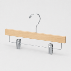 Cintres en bois massif avec logo personnalisé et pinces métalliques coulissantes pour jupes et shorts – Prix avantageux en gros - Product Image 1